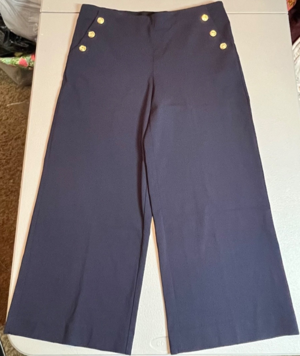 Chicos Juliet slimming wide leg crop pants Chicos size 2 US 12 nautical buttons